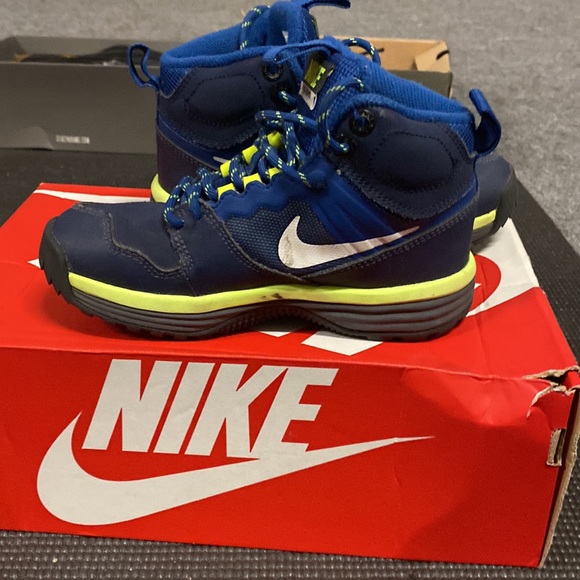 Boys Nike Boots - Picture 4 of 6